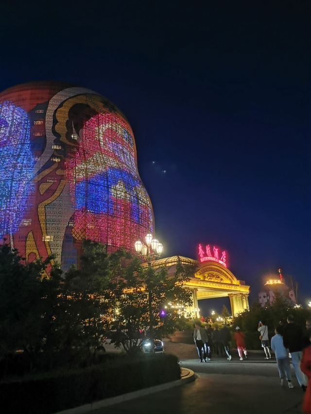 套娃广场与套娃酒店夜景实景