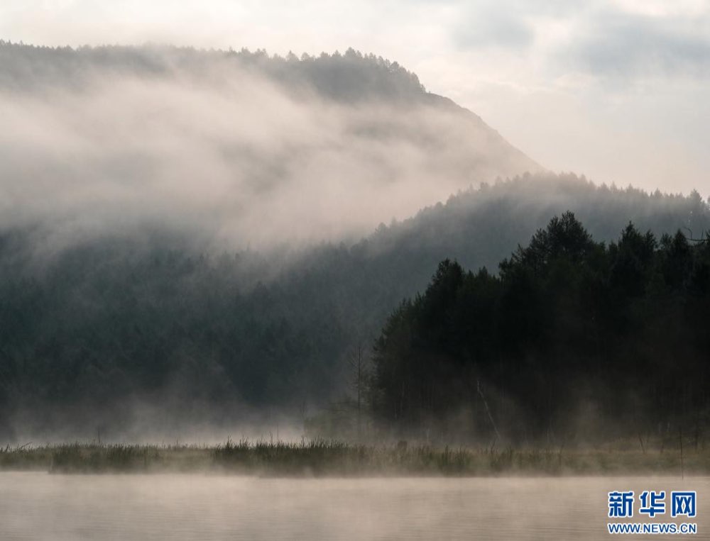 乌苏浪子湖晨雾实景